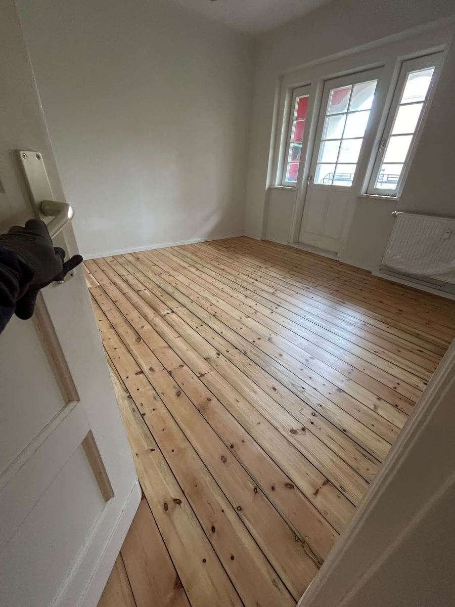 Fertig geschliffene und versiegelte Kieferndielen, Zimmer mit Balkontuer
