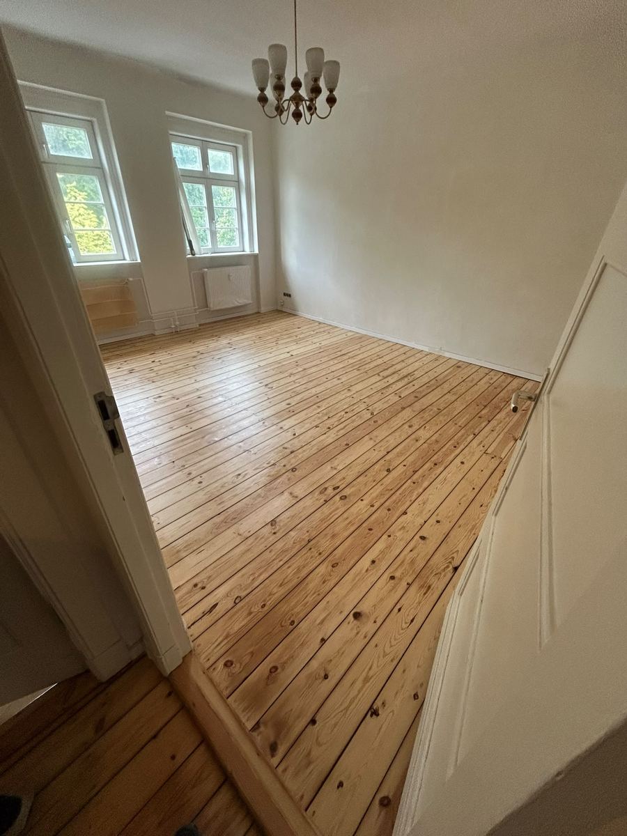 Zweites Zimmer mit fertig aufgearbeiteten Kieferndielen