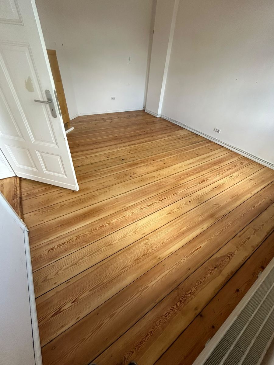 Fertig aufgearbeitete Dielenflaeche, zweiter Raum