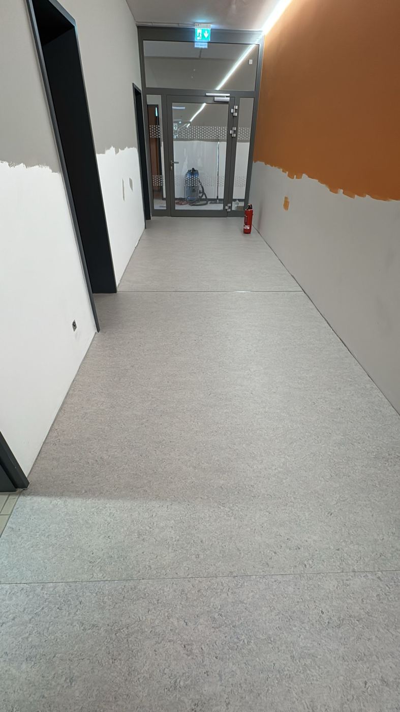 Fertiger Schulflur mit grau marmoriertem Linoleum