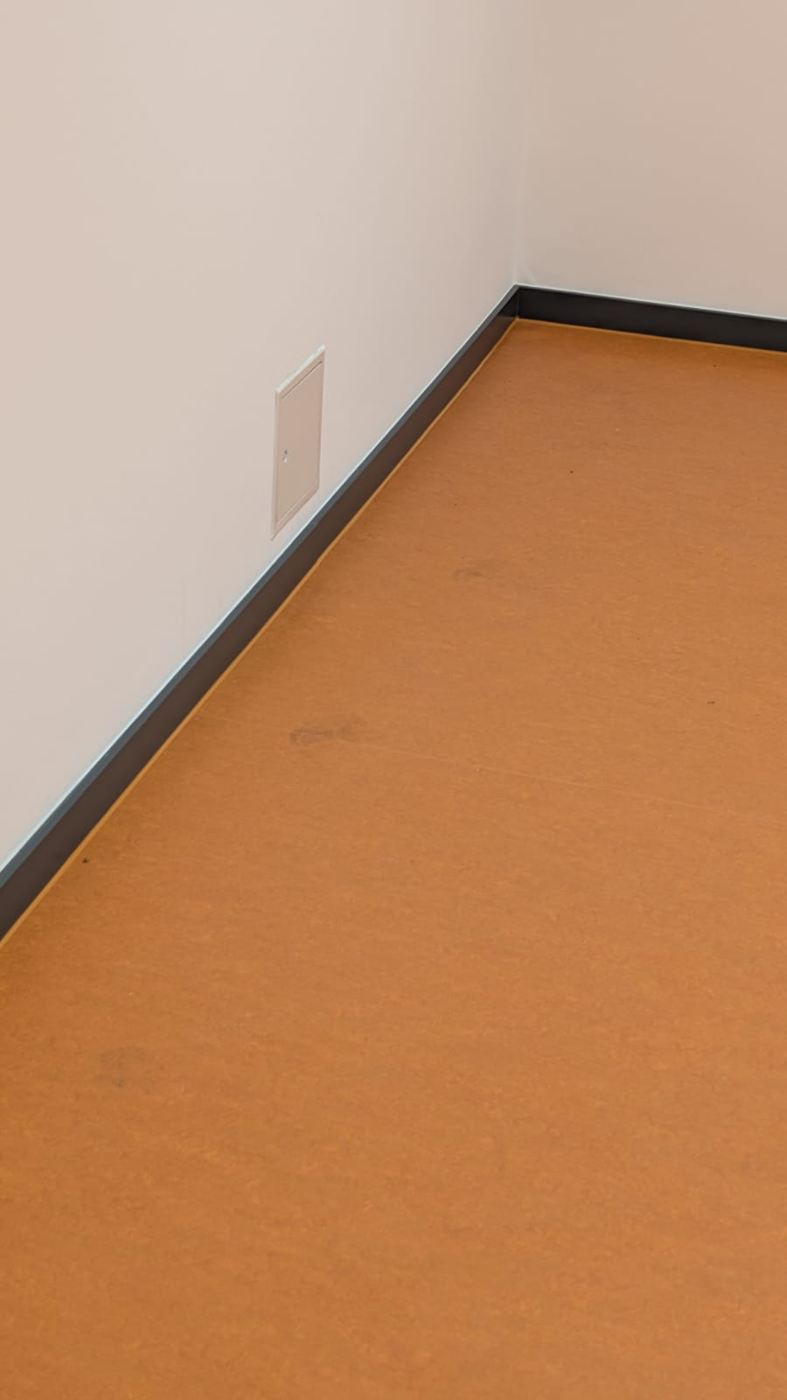 Detailaufnahme sauber angearbeitetes Linoleum an einer Tuerzarge