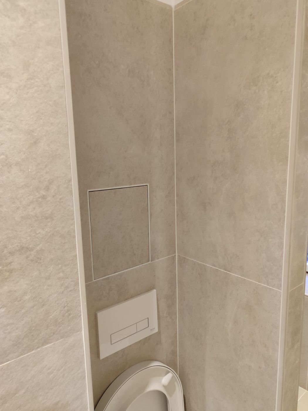 WC mit fliesenbuendiger Revisionsoeffnung