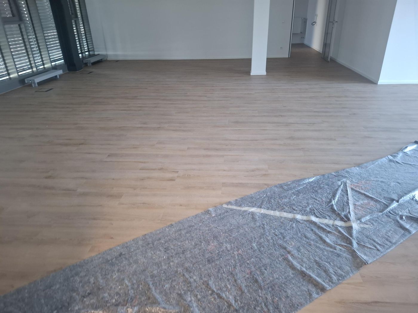 Heller Designbelag selbstklebend auf Polyurethan-Unterlage in Buero