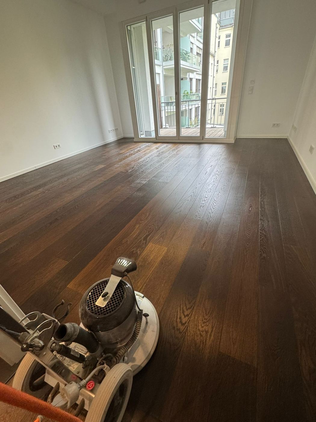 Auffrischung geraeucherter Landhausdielen mit Einscheibenmaschine und Magic Oil 2K ERGO