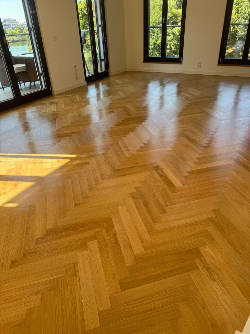Fischgraetparkett Eiche versiegelt mit Pallmann Pall-X 94 halbmatt, Wohnraum mit Wasserblick