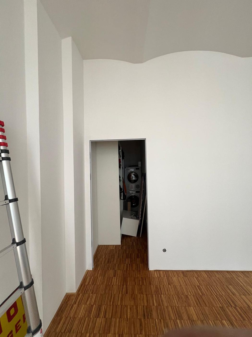 Wohnung mit Gewoelbedecke, einfache Anstricharbeiten und aufbereitetes Industrieparkett