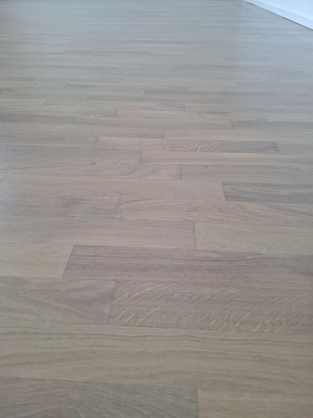 Detailaufnahme hell pigmentiertes Parkett