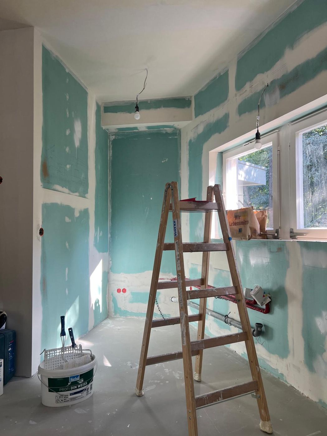 Trockenbauwaende einer Kueche waehrend der Wohnungssanierung