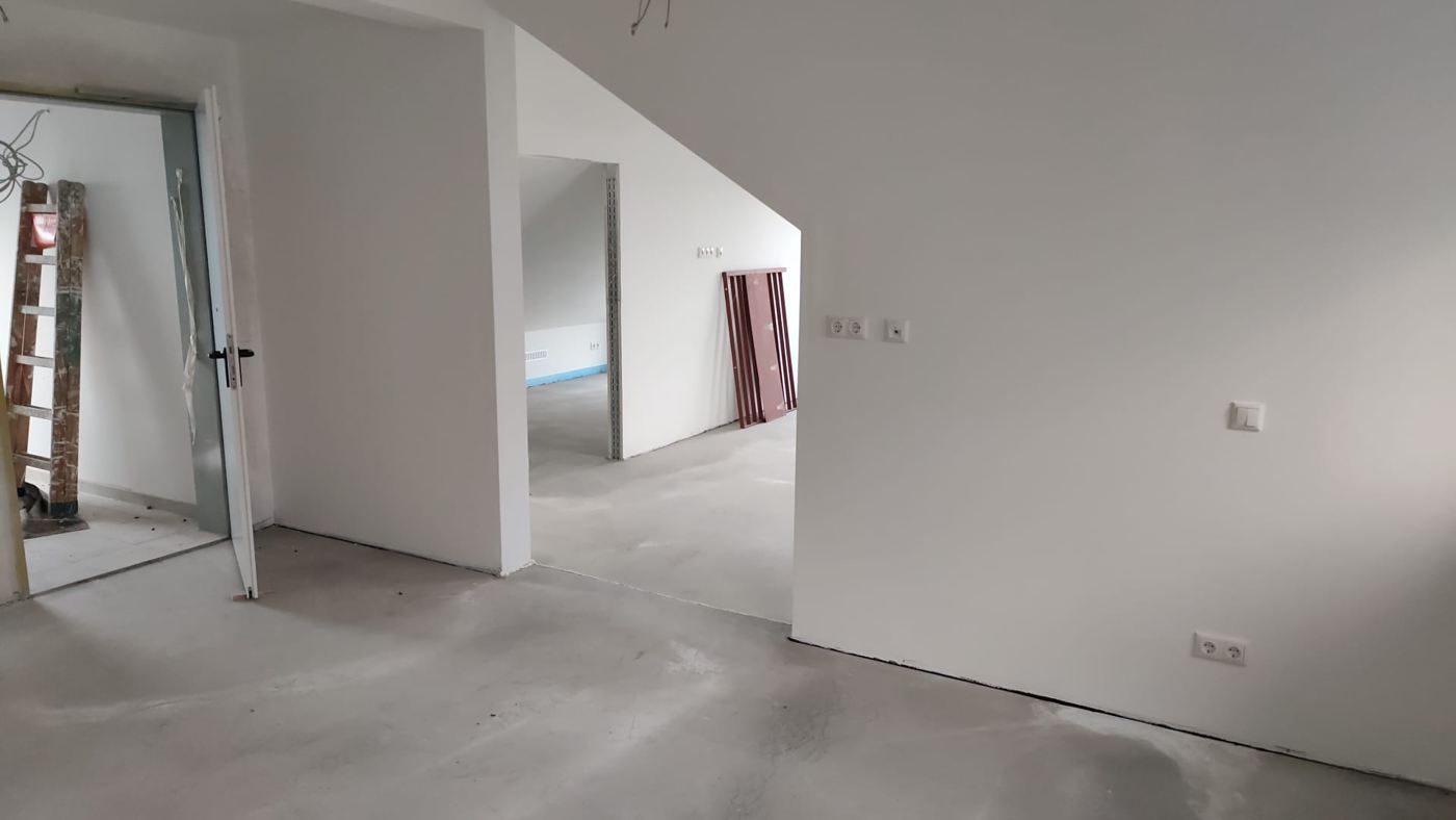 Neubau mit vollflaechig gespachteltem Untergrund in Flur und Raeumen