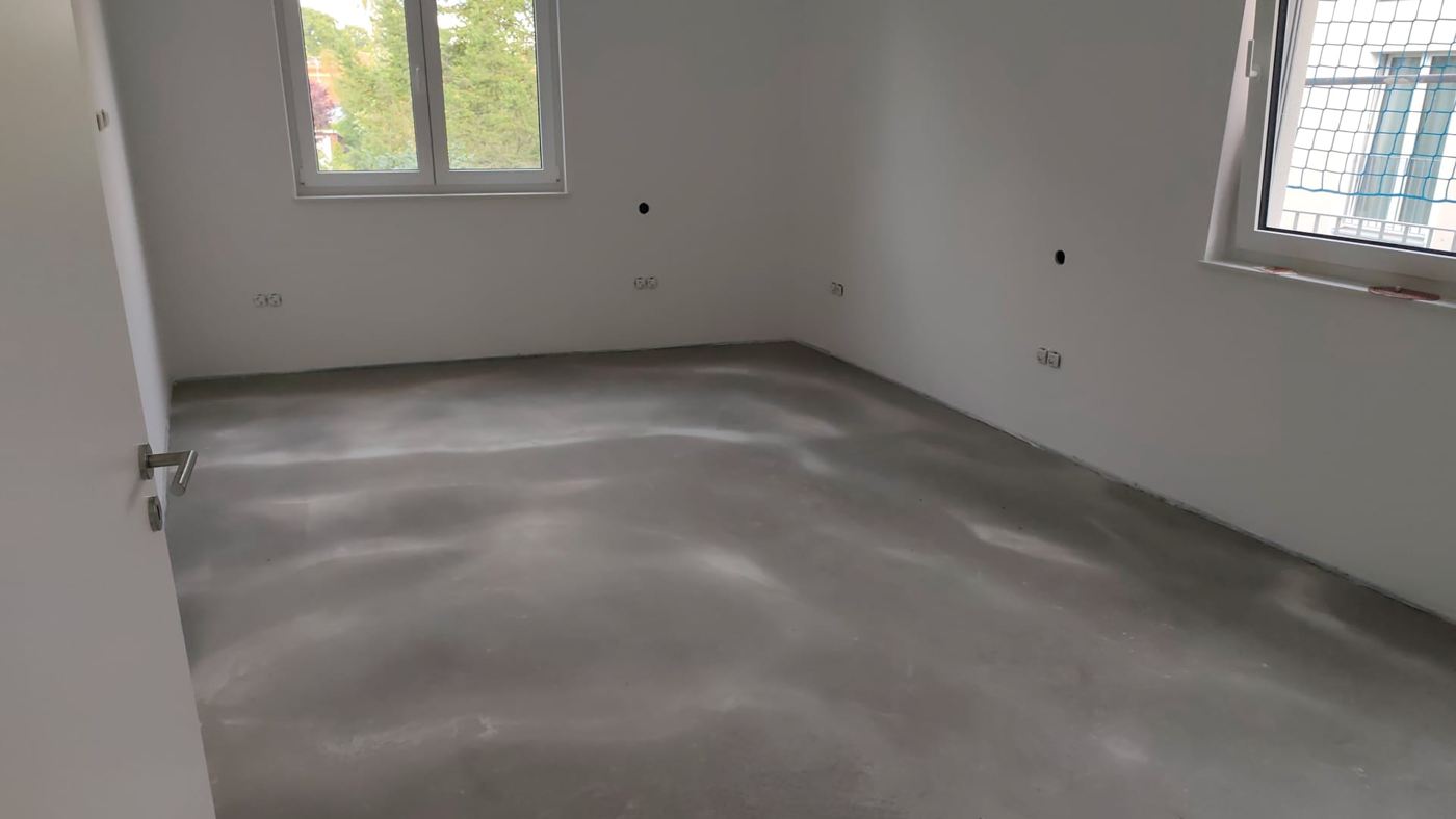 Vollflaechig gespachtelter Raum im Neubau vor der Vinylverlegung