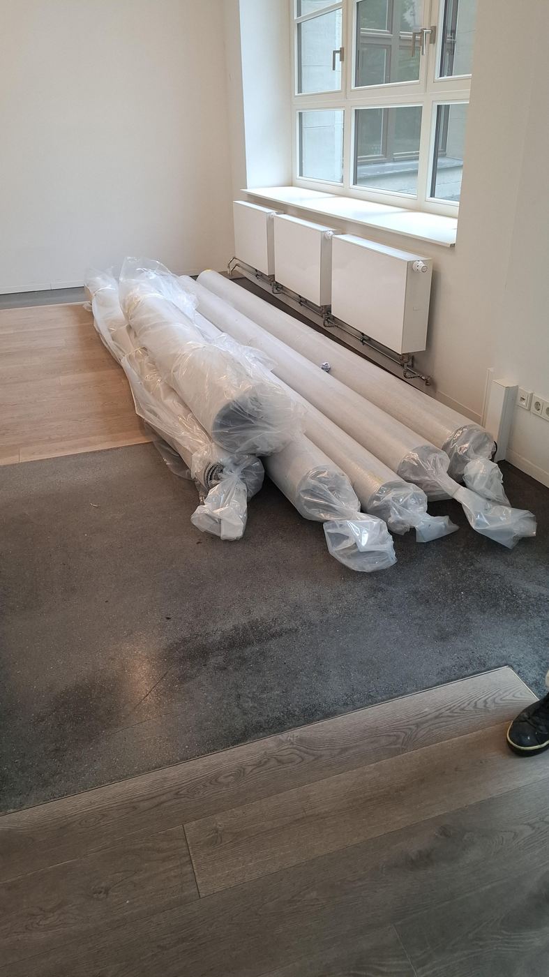 Angelieferte Teppichrollen von Object Carpet, 4-Meter-Bahnenware