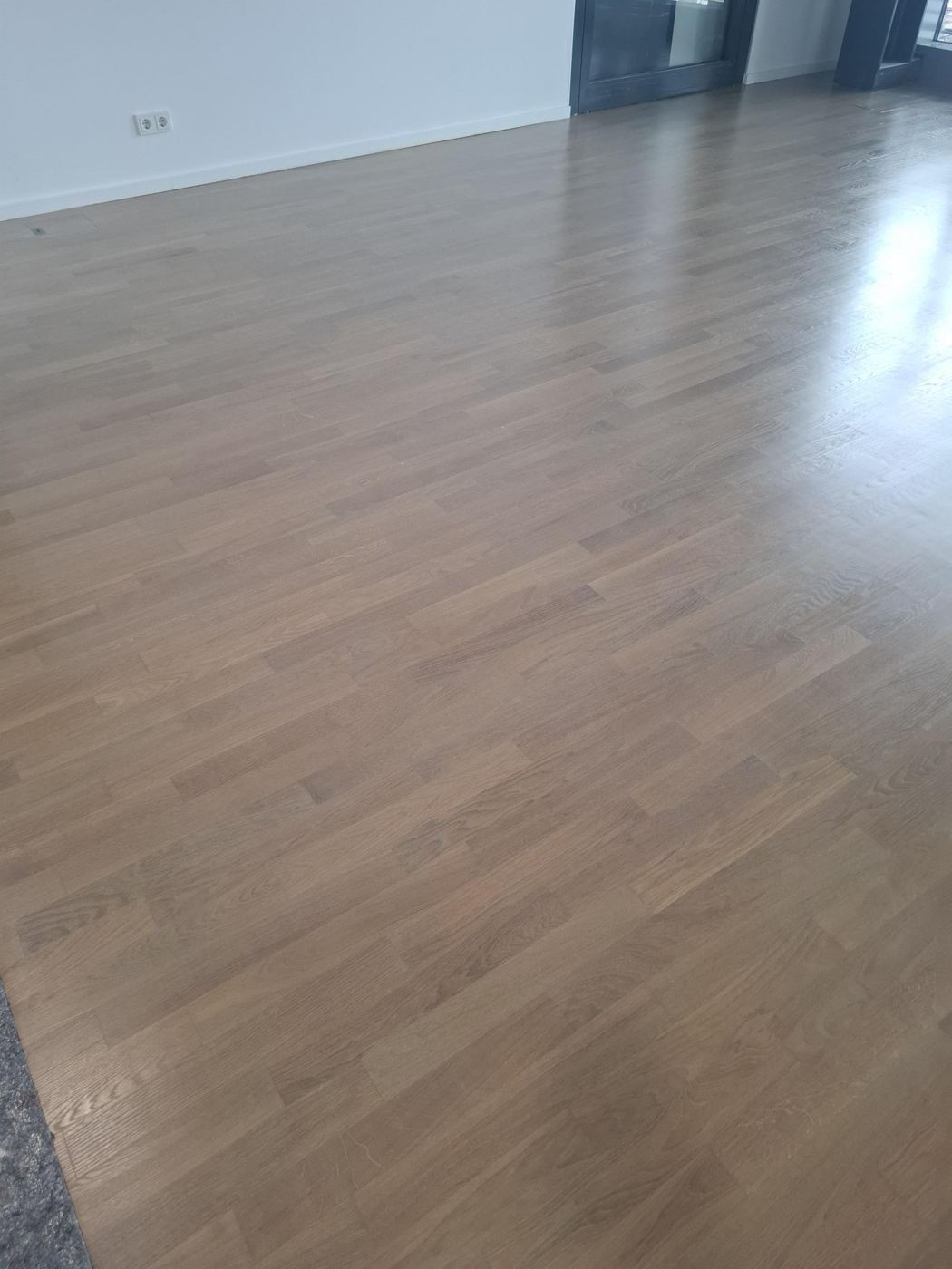 Aufgefrischter Holzboden mit seidigem Glanz