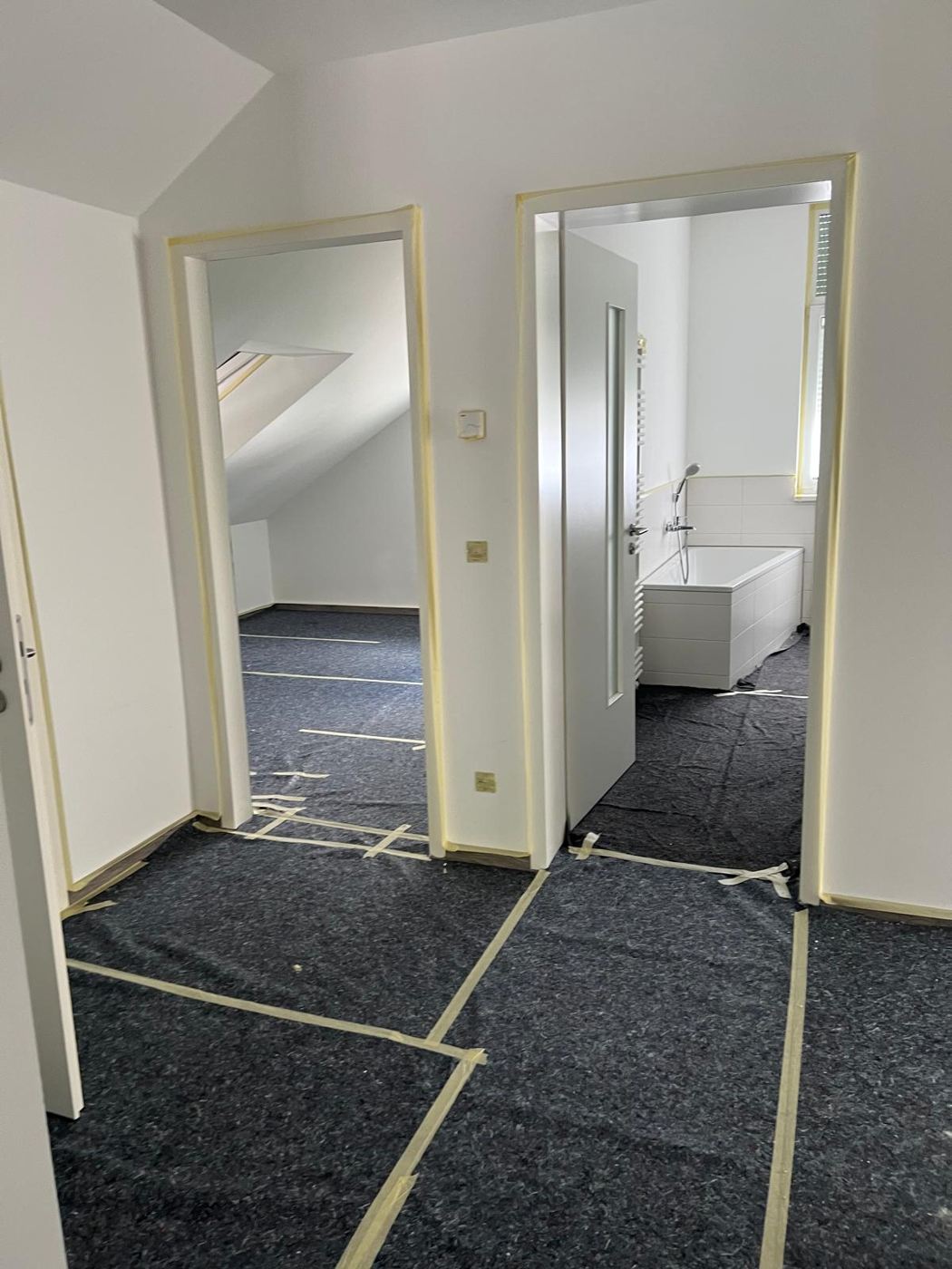 Frisch gestrichene Zimmer mit lackierten Zargen und geschuetztem Boden