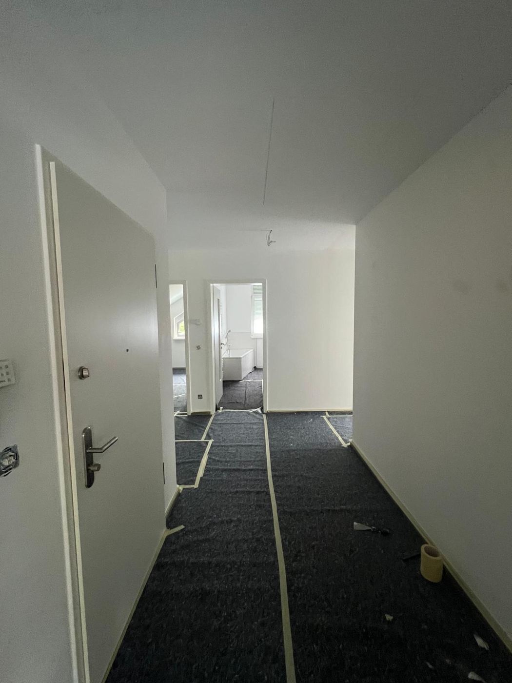 Wohnungsflur mit weisser Decke und hellen Waenden nach dem Anstrich