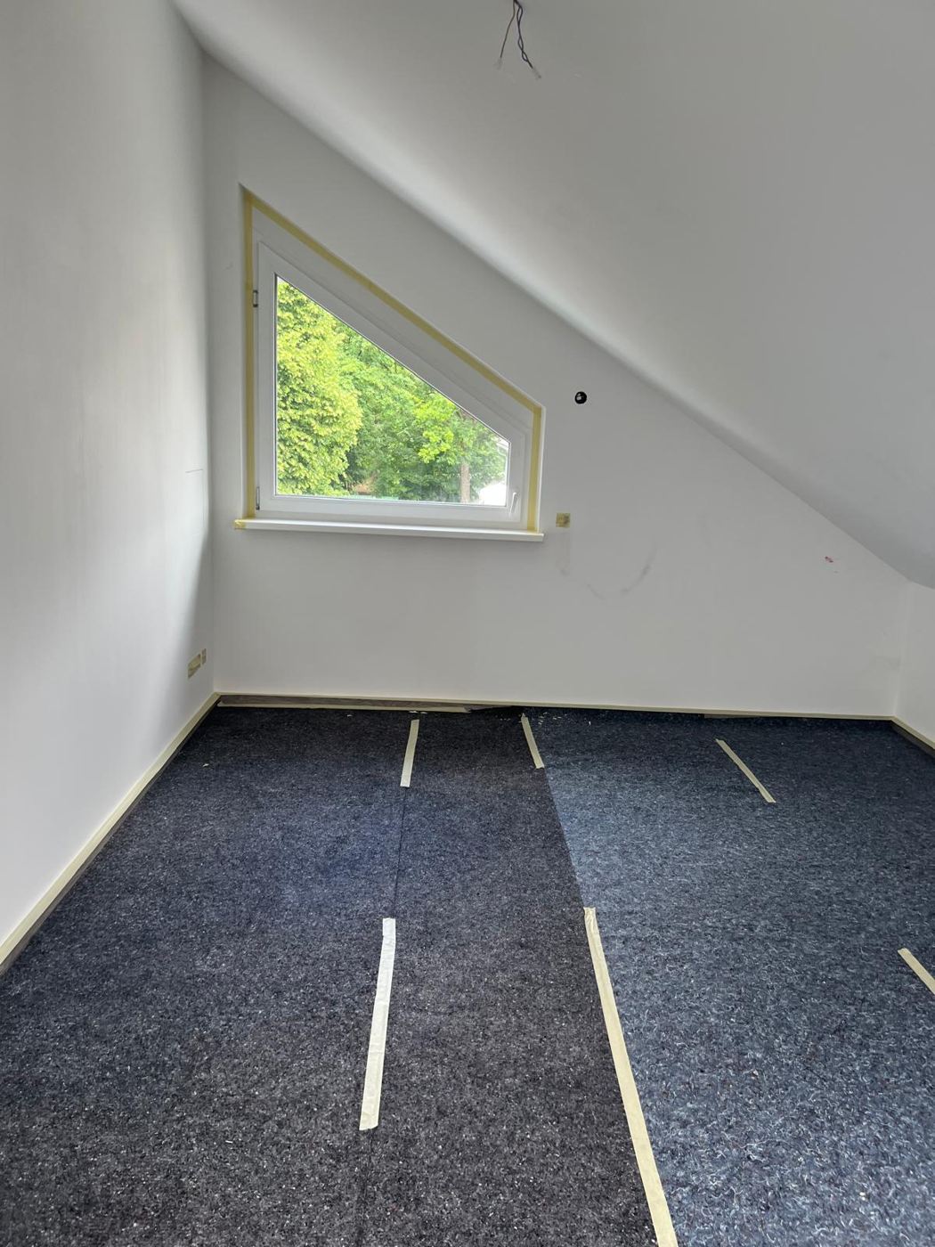 Dachschraege mit Dreiecksfenster sauber gestrichen