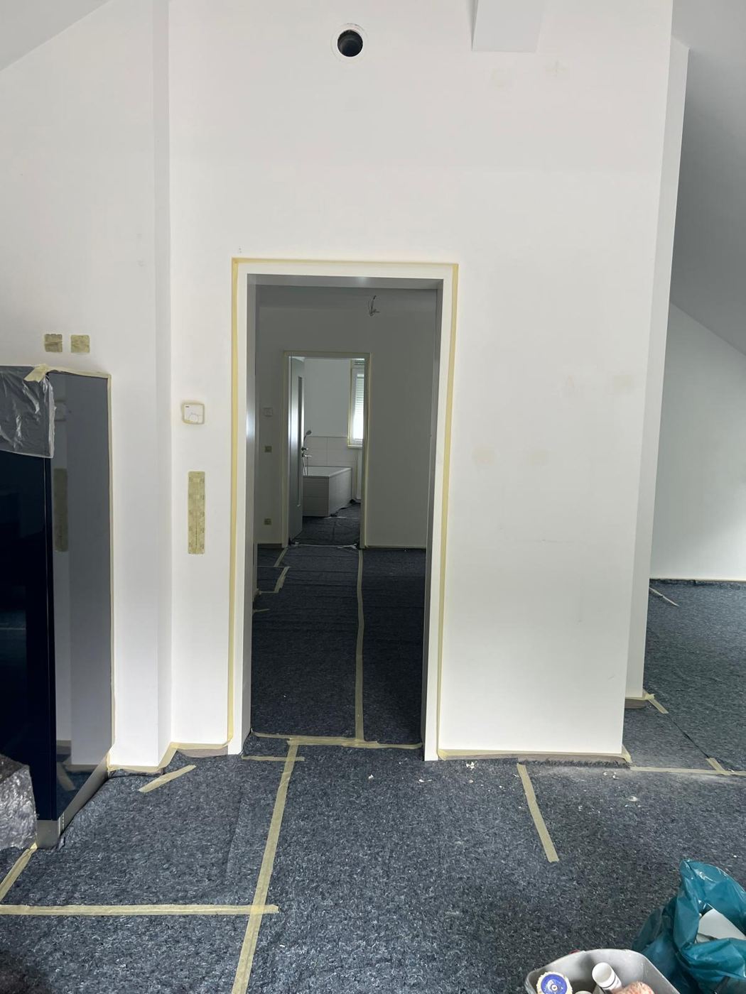Bis ins Detail abgeklebte Kuechenfront waehrend der Anstricharbeiten