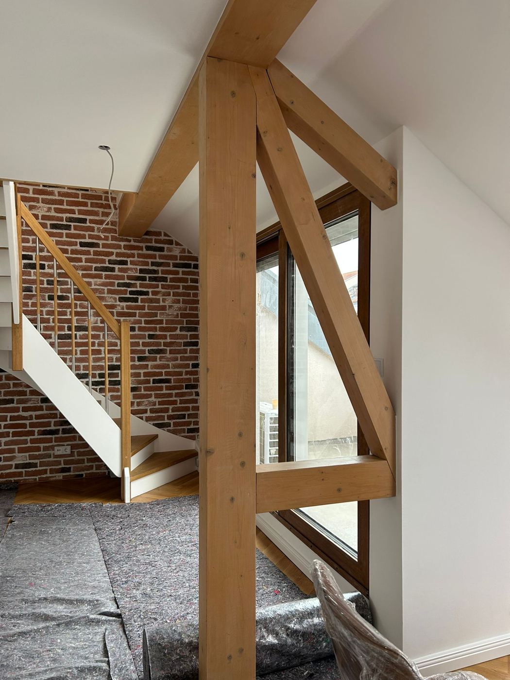 Wohnungssanierung mit neuer Treppe und Klinkerwand